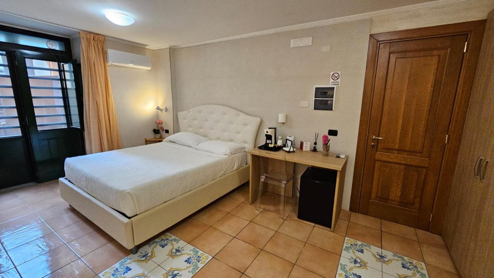 Vittoria Guest House Салерно Экстерьер фото